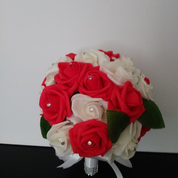 Bouquet of red and white foam roses, wedding bouquet, bouquet of XV years. - Picture 12 of 14